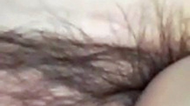 Il figliastro adora la mia figa matura, grassa e pelosa, e registra che ripaga segarsi