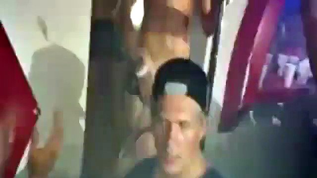 瑞典 19 歲的蕩婦在公共場合亂搞