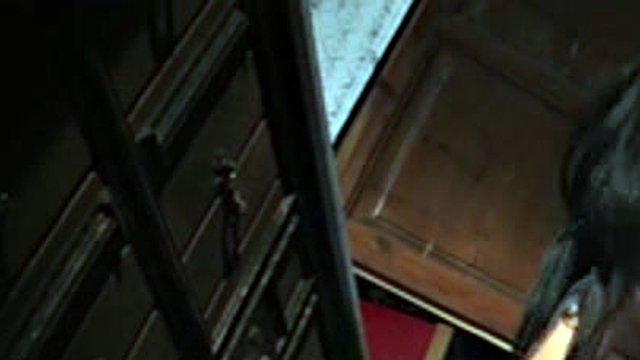 Unwiderstehliche Brünette in sexy Dessous behandelt ihre Muschi