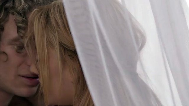 Cremita dans le cul de sa beauté blonde
