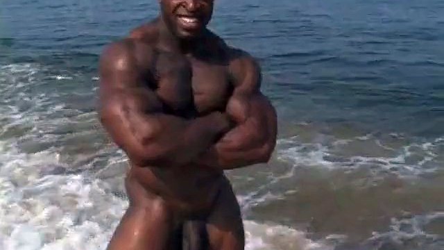 Rodney St Cloud en la playa posando