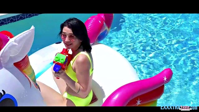 L'hardcore a bordo piscina di Riley Jean
