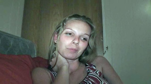 Prison Stories Whore, belle-mère blonde aux seins flasques mignons suce une bite, putain de connard !