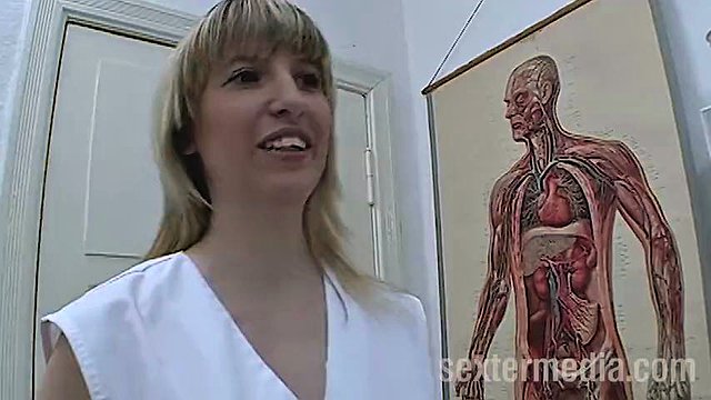 Pussy licking in kinky doctor office
