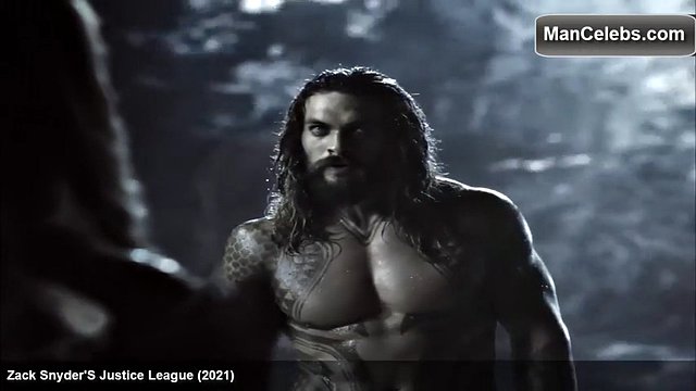 Jason Momoa expose his ripped abs and smooth muscular chest