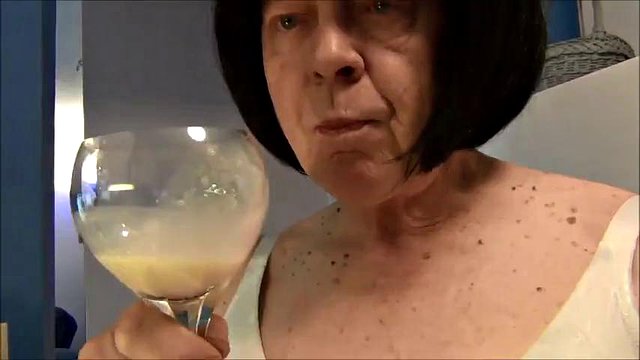 Naughty Gigi genießt einen Bananen -Smoothie
