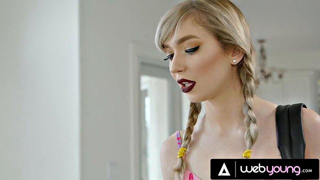 Horny Marykate Moss Turns Avi Love's Shoulder Massage into Intense Pussy Fingering