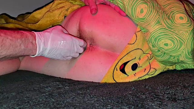 Der Gynäkologe kam zu mir und untersuchte mich im Bett