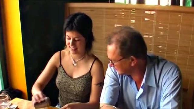 Vecchi e giovani recitano con una ragazza sexy che seduce papà