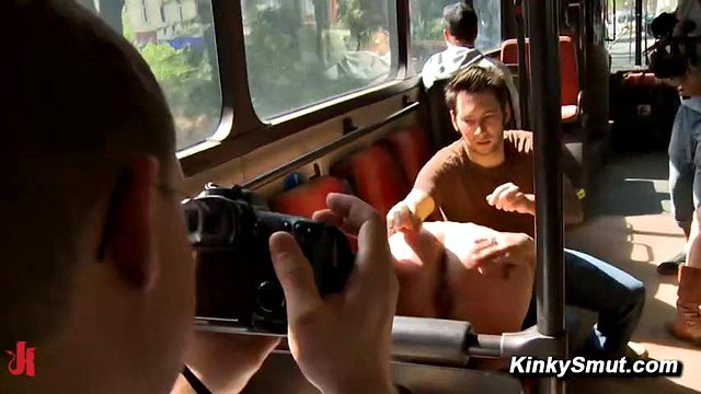 Ônibus público Gangbang fodendo e espancando em Berlim Sexo anal violento e boquete