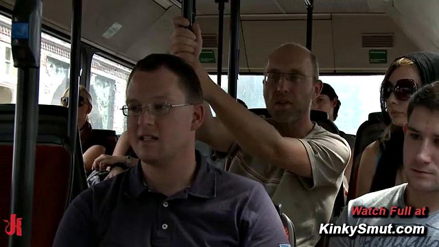 Gangbang en autobús público follando y azotando en Berlín sexo anal duro y mamada