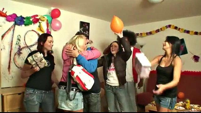Festa 3: Cowgirl, porno amatoriale e Xhamster