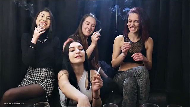 Ragazze russe che fumano baci