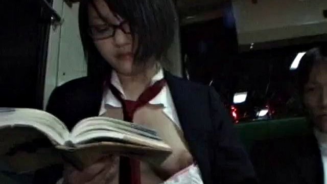 Fingí cometer un error y me subí al autobús escolar de la escuela de niñas y me follaron