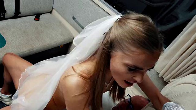 CONTENUTO SHOCK La sposa sexy scopa l'autista di un furgone a caso il giorno del matrimonio