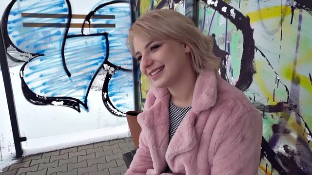 Tatlı sarışın yabancı tarafından doggystyled