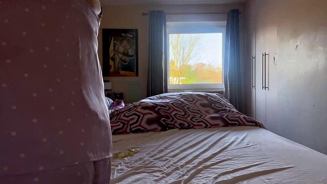 لزبین BBW Cougar Teases کندن لباس خواب بنفش پولکادوت در بازی Oily Dildo