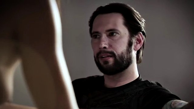 oficial tommy quiere que chad ponga su puño en el coño de adriana