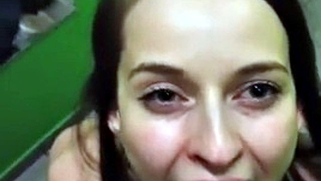 J'ai emmené une nouvelle nana que je connais aux toilettes du club pour fumer autour de 420. Elle fait la meilleure pipe du monde!