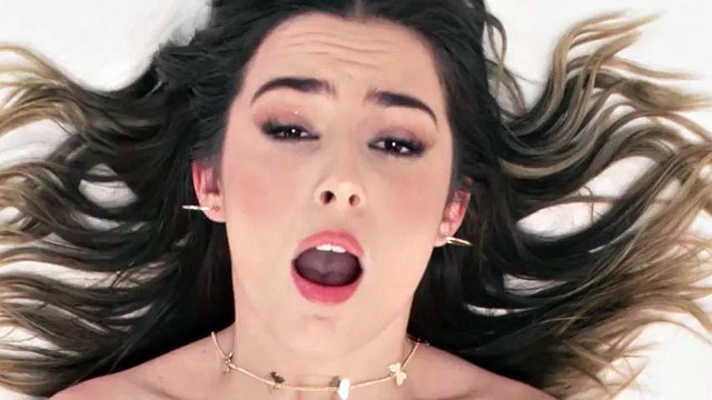 El tabú puro Kenna James casi está atrapado teniendo una aventura con su amante secreto mientras está en el teléfono