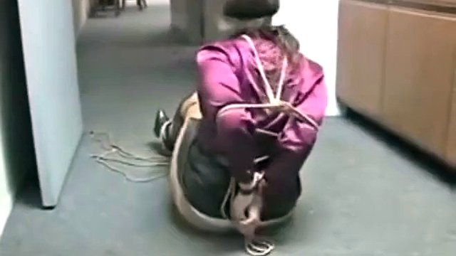 Siyah deri etekli seksi kız JJ Plush hakim oluyor!