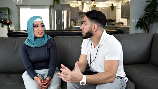 Arabisk tenåring i hijab Violet Gems får fokustimer fra fotballtreneren sin