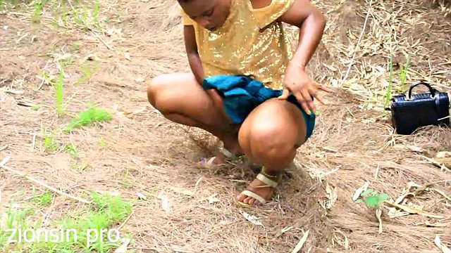 Utendørs jævla livsstil i Afrika. Denne videoen er i utgangspunktet for White som ønsker å vite mer om afrikaners sexlivsstil