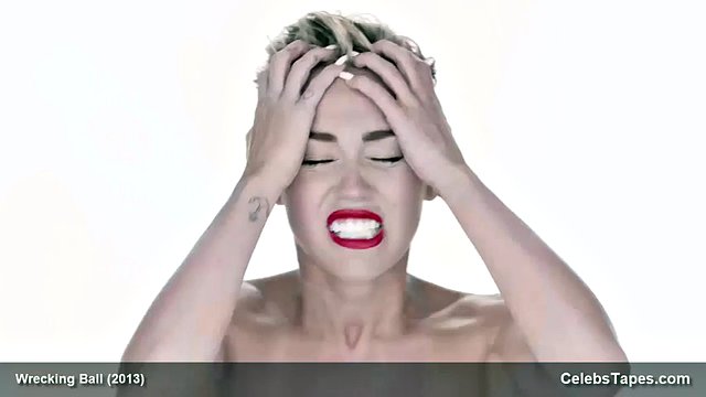 Miley Cyrus komplett nackt am Ball