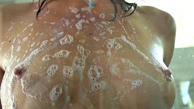 Erotická sprcha sex s nadrženou dívkou