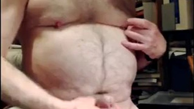 Óculos de aro de chifre do vovô se masturba