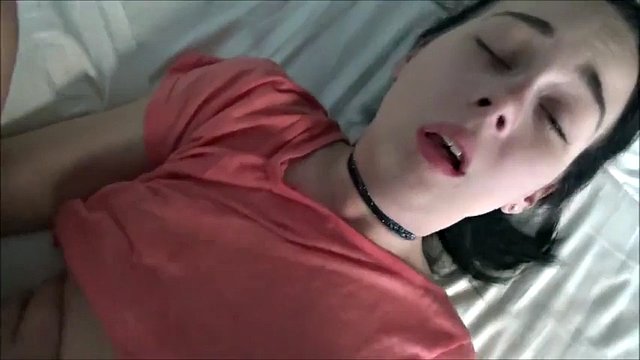 Dünner brünetter Teenie von Papa gefickt Ich traf sie auf tonaughty. com