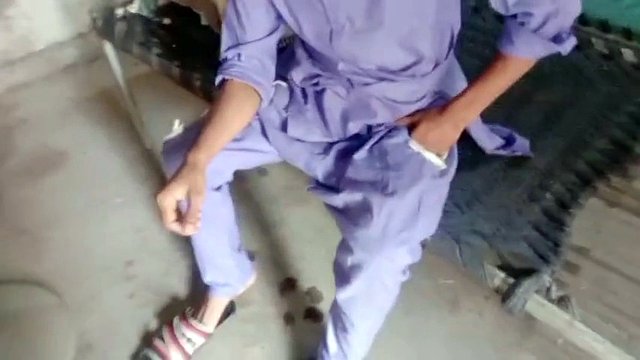 Sexo paquistanês menino gostoso sexo gay sala cheia curtindo sexo com punheta