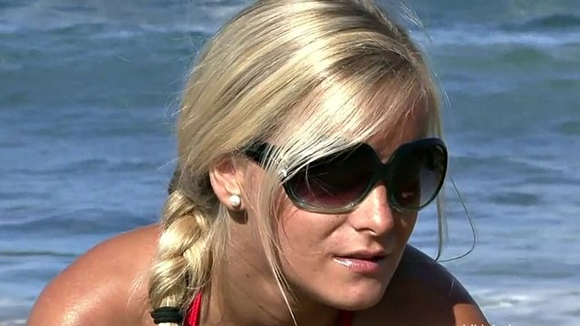 Dulce diosa rubia aparece en la playa nudista