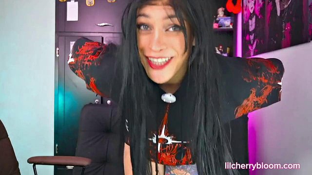 LilCherryBloom tatuato gotico desidera un giro da cowgirl fino all'orgasmo