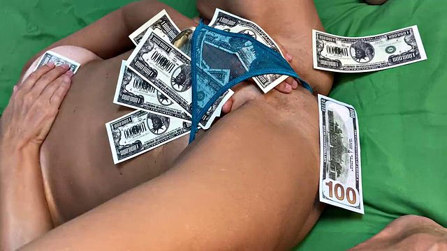 Ladyloveyoung60's Cougar Pussy Cash Masturbation