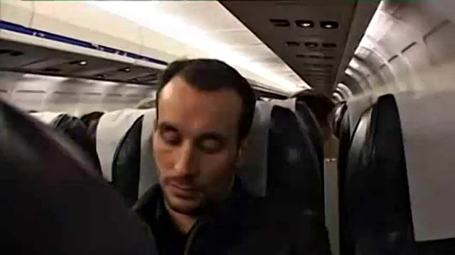 Flugbegleiter, die sich zum Dienst melden