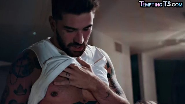 Piccola transgender di 19 anni scopata nel culo da un uomo senza sella