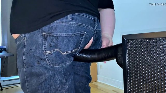 Un superchub completamente vestito cavalca un dildo
