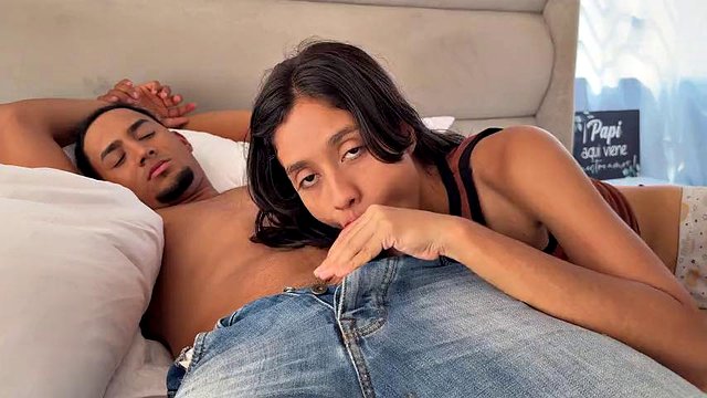 ホテルの部屋を共有しながら、寝取られた友人の妻を激しくセックスする