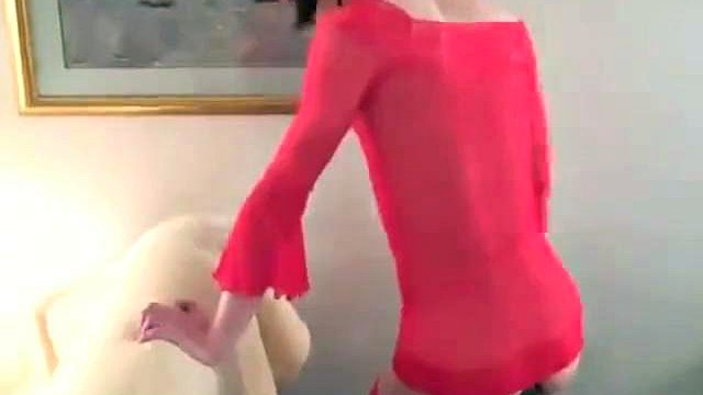 Crossdresser verwendet große schwarze Dido-Fick-Cum