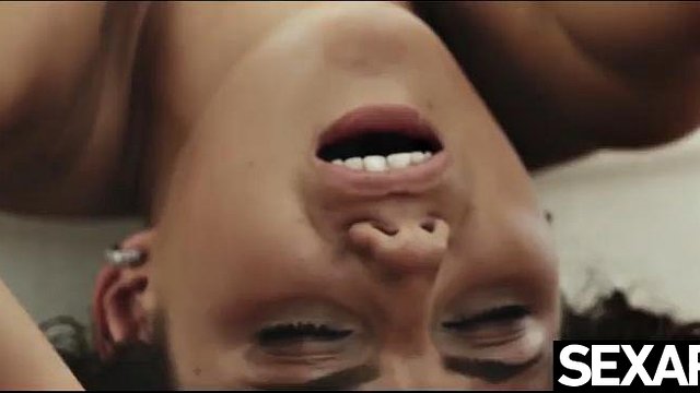Faccia energica seduta e vorace figa lesbica leccare