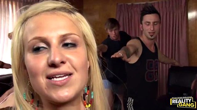 yoga dersi seks partisine dönüşüyor: Büyük Göğüsler, Oral Seks ve Deepthroat Pornosu