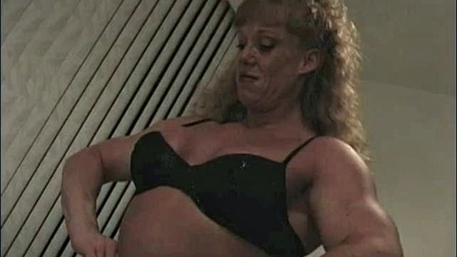 Female bodybuilder CONTROLS muscle obsessed fangirl
