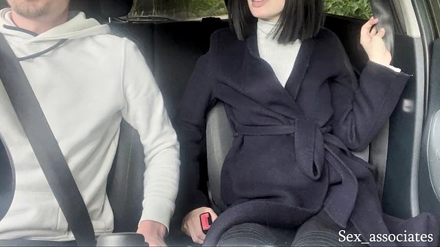 Erster öffentlicher Sex. Cuckold-Ehemann sieht zu, wie seine Frau den Schwanz eines Fremden lutscht