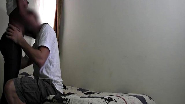 Steven Hard si spoglia e sbatte brutalmente la magra cameriera ebano