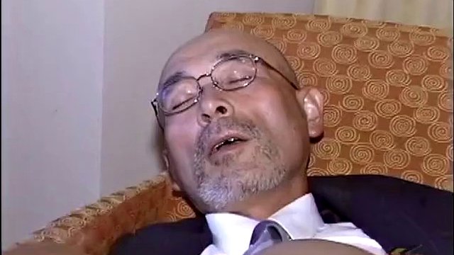 Argent japonais baisé par papa musclé avec un doux baiser