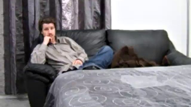 il marito guarda la moglie
