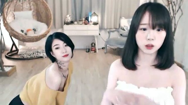 lesbianas adolescentes coreanas muestran sus grandes tetas