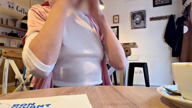 ブロンド熟女Mrsmrjonesは、Cの薄手の白いブラウスから覗くピアスの乳首を誇示します