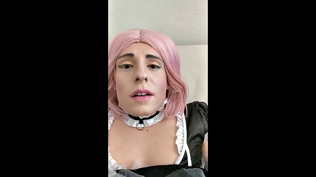 Cameriera travestita scopata e riempita di sperma dal papà